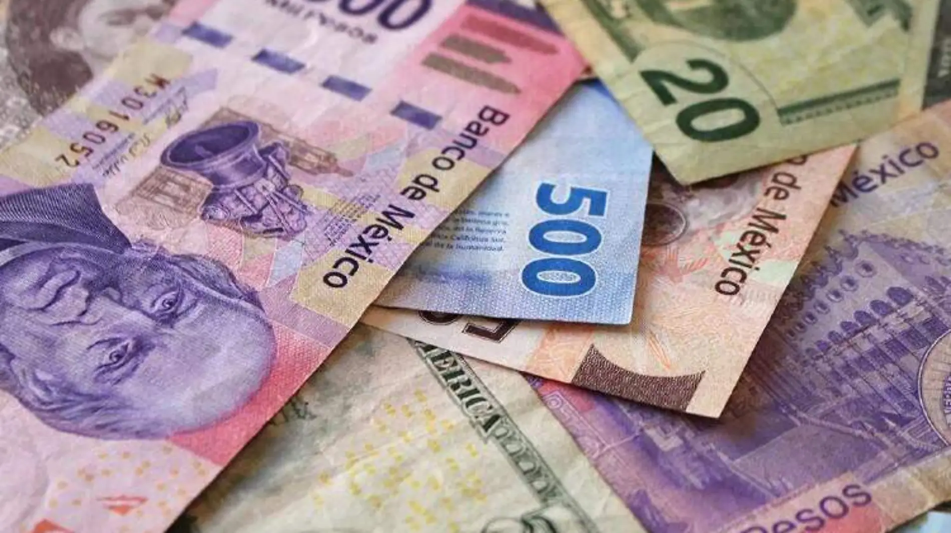 Peso cae ante el dollar, el más bajo desde marzo 